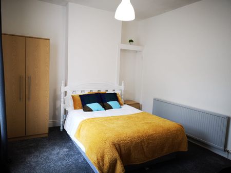 Newly Decorated Spacious Double Rooms - Photo 2