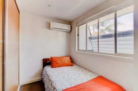 Large 1 Bedroom style 1 - Photo 2