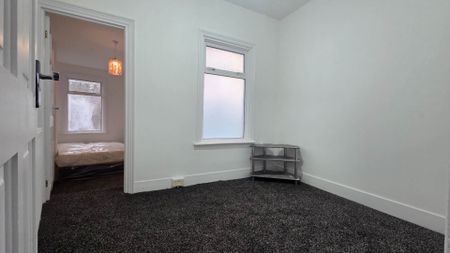 Guide Price £1,900 pcm - Available Now - Part Furnished - Photo 2