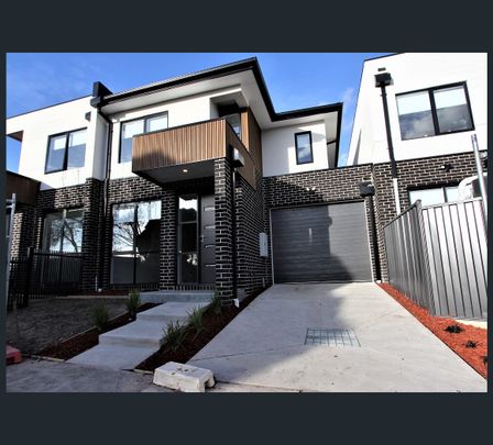 1/2 Luxford Court, Springvale, Vic 3171 - Photo 1