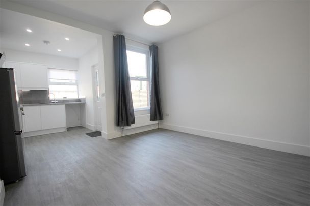 3 Bedroom House - Mid Terrace To Let - Photo 1