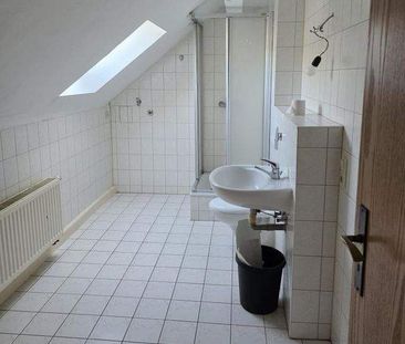 Großzügige 3-Zimmerwohnung unterm Dach in ruhiger und grüner Lage! - Foto 1