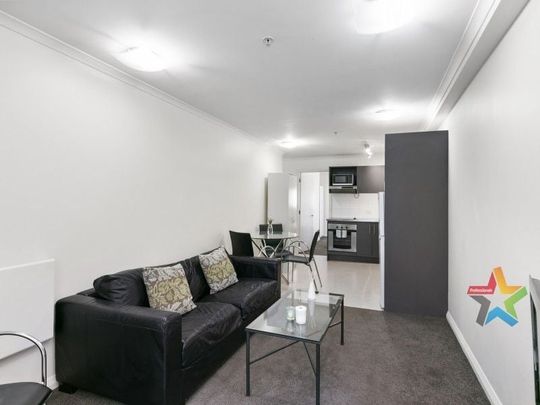 Chic 2BR Te Aro Apt with Balcony! - Photo 1