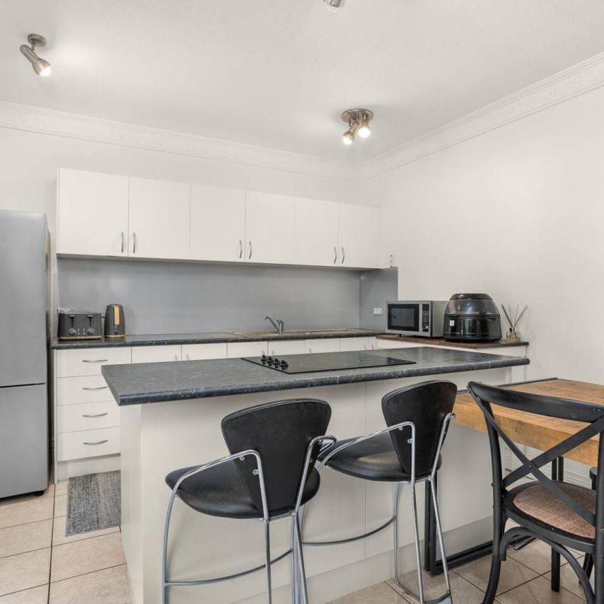 WELL PRESENTED THRREE BEDROOM UNIT, JUST MINUTES TO THE CBD - Photo 1