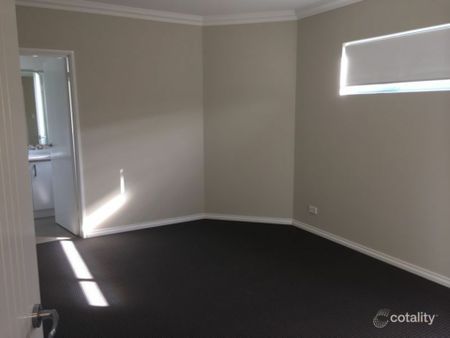 Stylish Three-Bedroom Villa in a Prime Location - Photo 2