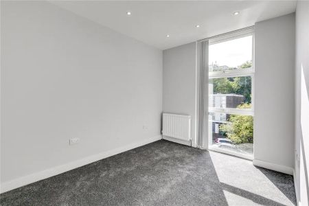 4 bedroom house in Swiss Cottage - Photo 4