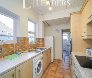 3 bedroom semi-detached house to rent - Photo 4