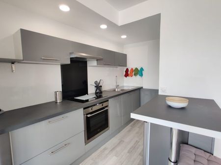 A LOUER - STUDIO MEUBLÉ + BALCON - Photo 3