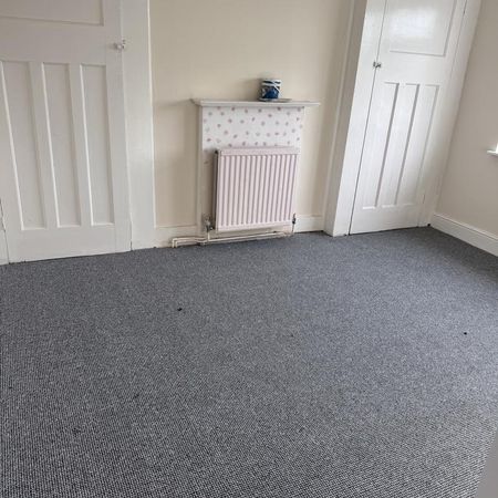 4 bedroom semi-detached house to rent - Photo 3