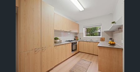 Sundrenched Three Bedroom Villa - Photo 4