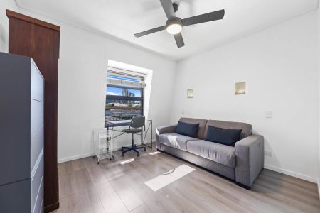 Furnished industrial style apartment in the heart of the city! - Photo 3