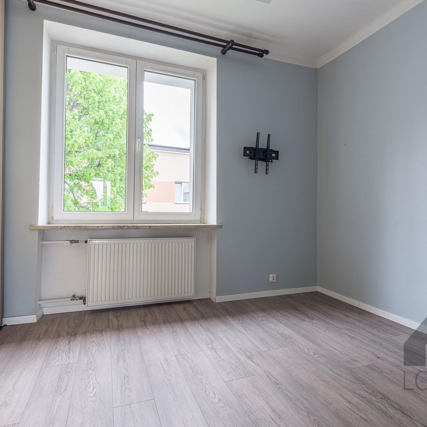 Przestronnne, dwupokojowe mieszkanie w Centrum Jaworzna do wynajęcia | Spacer 3D - Photo 1