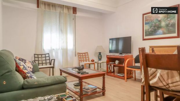 Single Bed in Room in a shared 4-bedroom apartment for rent in Ventas, only for students - Photo 1