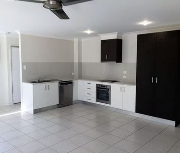 Modern Townhouse in Central Coomera Location - Photo 4
