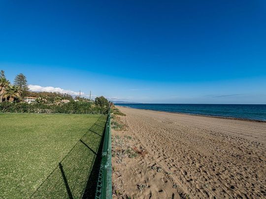 5 bedroom luxury Villa for rent in San Pedro de Alcántara, Spain - Photo 1