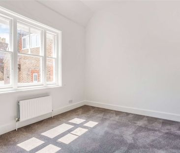 Four bedroom apartment in centre of Arundel High Street - Photo 1