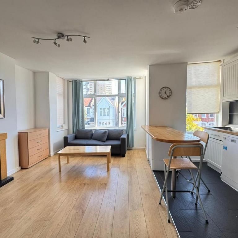 3 bedroom flat to rent - Photo 1