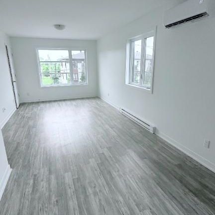 TRÈS GRAND 5½ NEUF (2022) 1 300 pi² Saint-Hubert | Disponible 1er août 1950$/mois - Photo 3