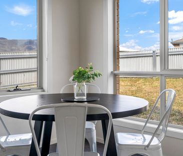 Modern Family Home - Photo 4