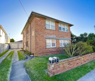 Large two bedroom ground floor unit with single garage - Photo 4