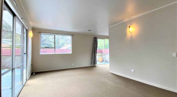 Bright & Sunny 3 Bedroom House in Titirangi - Photo 1