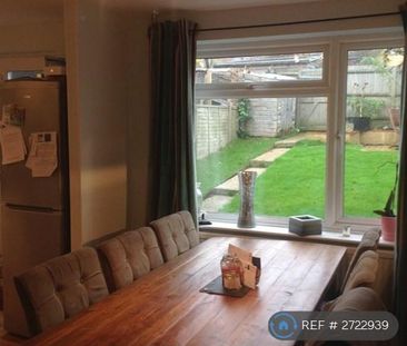 3 bedroom semi-detached house to rent - Photo 5