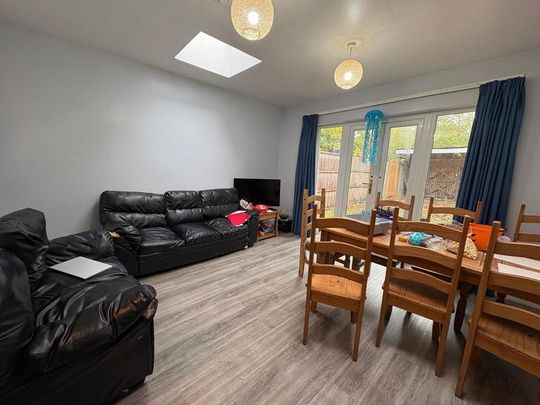 6 bedroom semi-detached house to rent - Photo 1