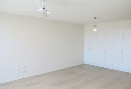 Stylish Top-Floor Apartment in Exclusive Anchorage Apartments - Photo 2