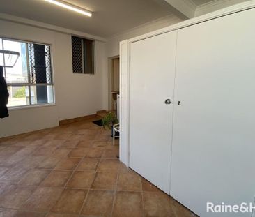 Charming 2-Bedroom Flat in Prime Location - Photo 3