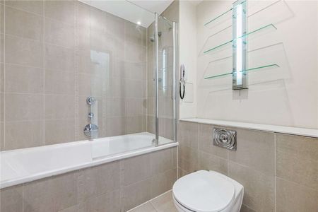 Immaculate five bedroom home, superbly located in Brentford. - Photo 3