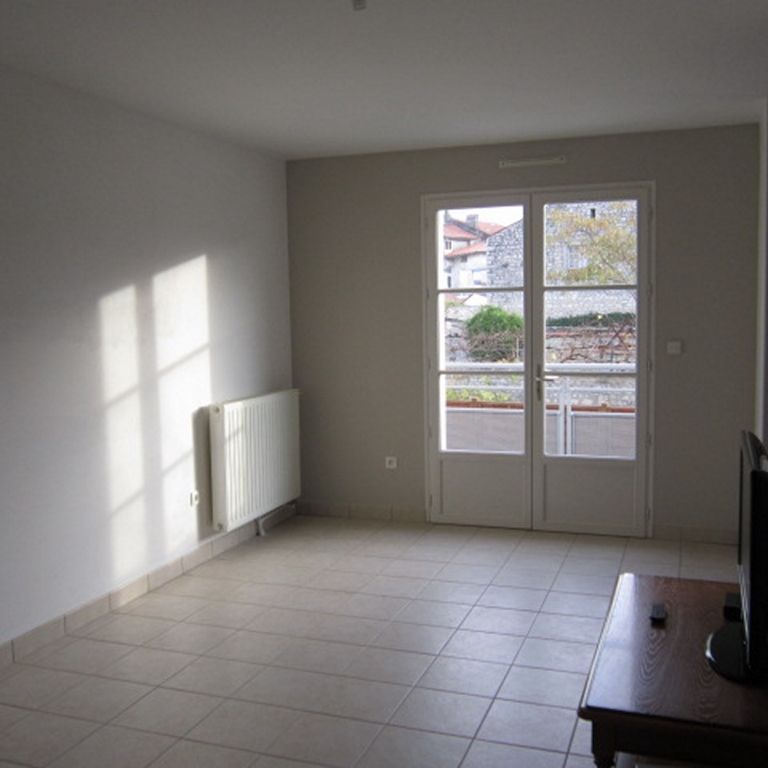 Location Appartement 2 pièces 48m² FONTENAY LE COMTE 85200 - Photo 1