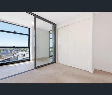 Sleek Contemporary Living in the Centre of Chatswood - Photo 2