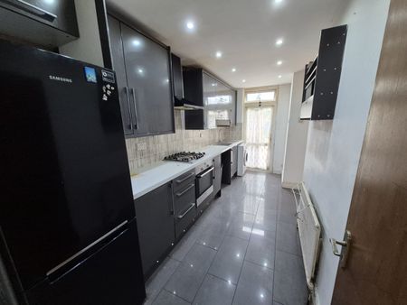 5 Bed Terraced House, Hampton Road, IG1 - Photo 5