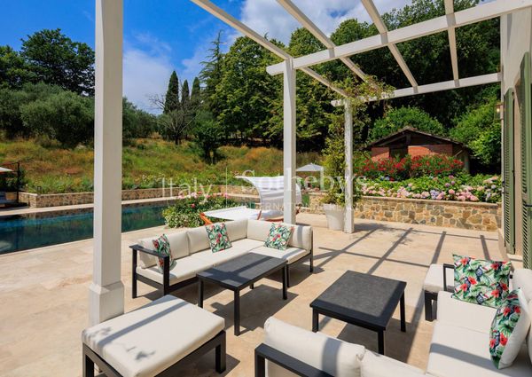 Prestigious villa with panoramic pool in the Lucchese hills