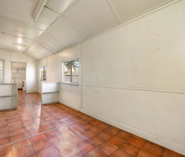Central 2-Bedroom Unit in Character Queenslander - Photo 2