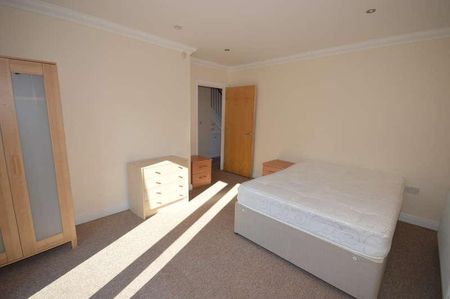 Ensbury Gardens, Ensbury Park, Bournemouth, BH10 - Photo 4