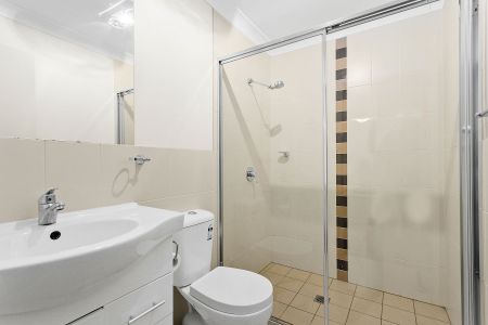 Central, Spacious & Convenient ! - Photo 5