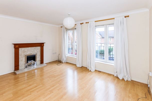 4 bedroom house to rent Lion Court, Worcester, WR1 - Photo 1