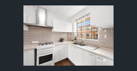 New Farm Apartment with Rear Street Entry & Lock-Up Garage! - Photo 5