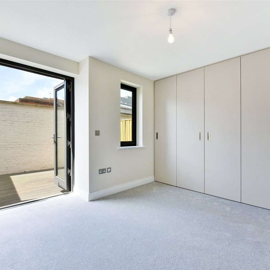 A modern three storey town house with wonderful roof terrace in the heart of Windsor Town. - Photo 1