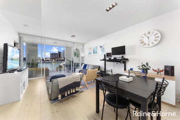 2 bedroom ultra modern apartment with water views - Photo 1