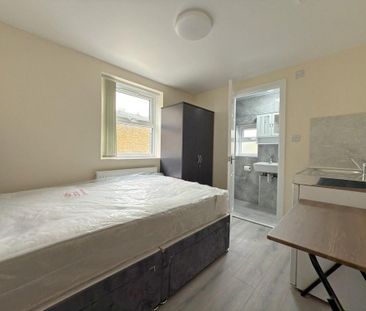 1 bedroom in a house share to rent - Photo 5