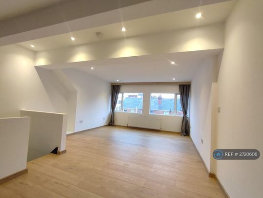 4 bedroom terraced house to rent - Photo 1