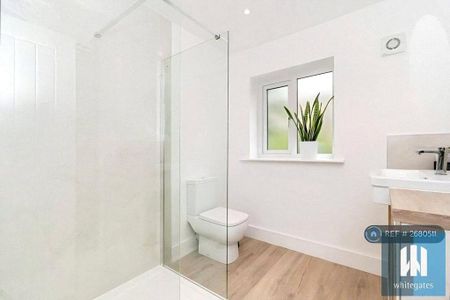 1 bedroom in a house share to rent - Photo 2