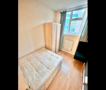 Room in a Shared Flat, Llandovery House, E14 - Photo 1