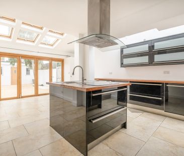3 bedroom end of terrace house to rent - Photo 3