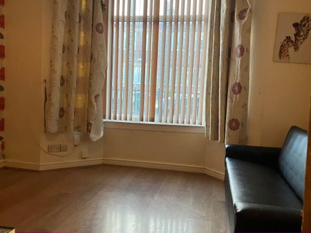 4 bedroom end of terrace house to rent - Photo 3