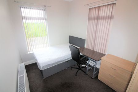 Sharoe Green Lane, PRESTON, Lancashire PR2 8ED - Photo 2