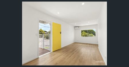 Bright & Cozy 2-Bedroom Apartment with Washer & Fridge Included -– 3/44 Alpha Street, Taringa QLD 4068 - Photo 4