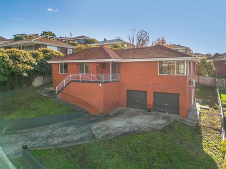 Delightful Three Bedroom - Photo 5